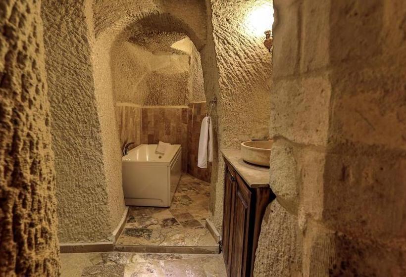 سوییت خانوادگی, Hidden Cave