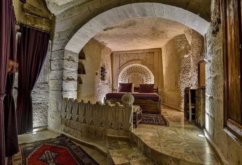 اتاق لوکس, Hidden Cave