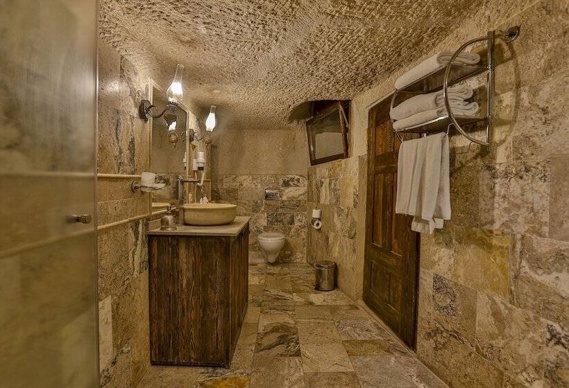 اتاق لوکس, Hidden Cave