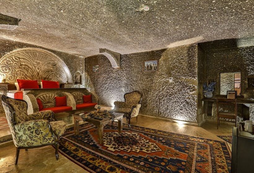سوئیت با تخت بزرگ, Hidden Cave