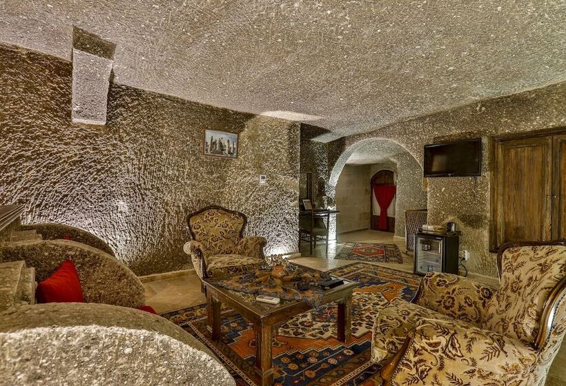 سوئیت با تخت بزرگ, Hidden Cave