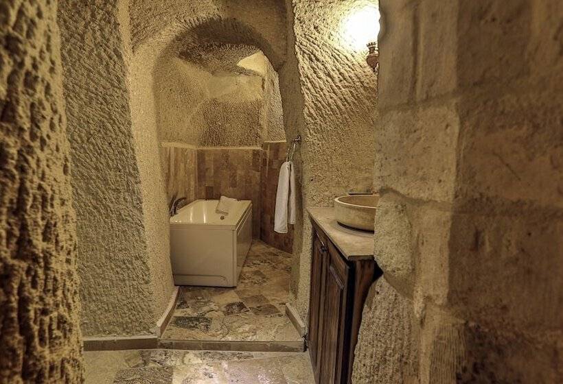سوییت خانوادگی, Hidden Cave