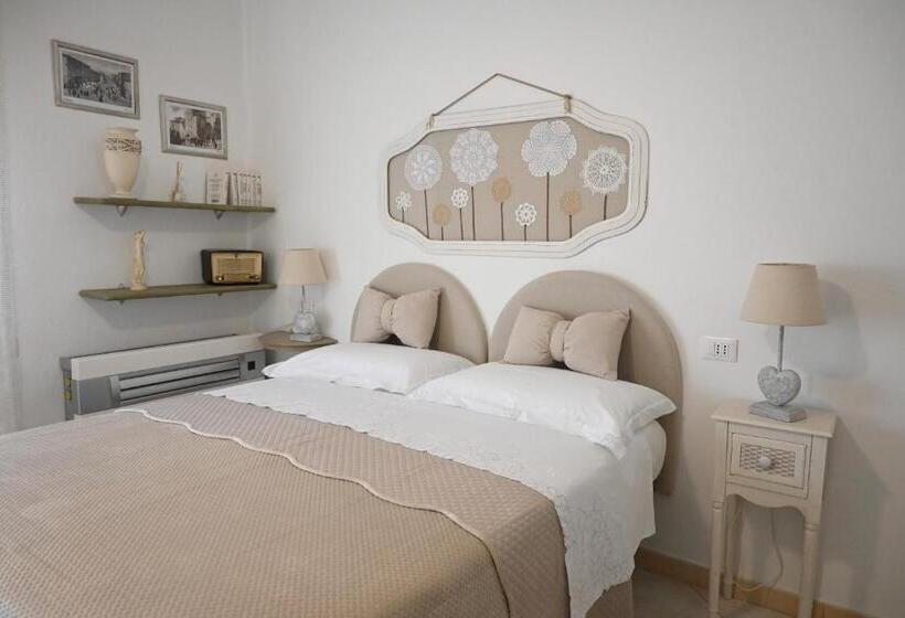 اتاق استاندارد سه نفره, La Mimosa