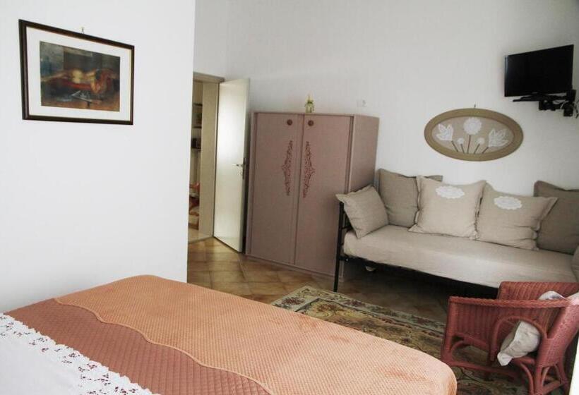 اتاق استاندارد سه نفره, La Mimosa