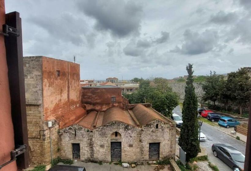 Номер Стандарт Трехместный, Saint Michel Boutique