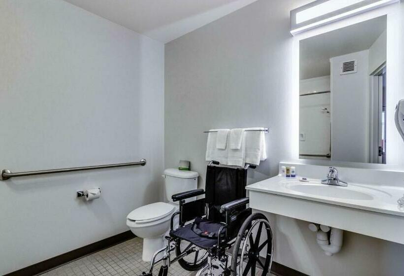 スタンダード４人部屋, Motel 6 Saskatoon, Sk