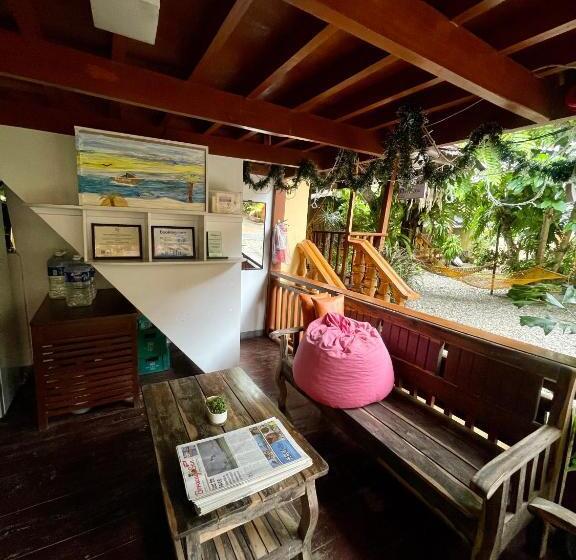 Номер Deluxe, Roy S Rendezvous Boracay