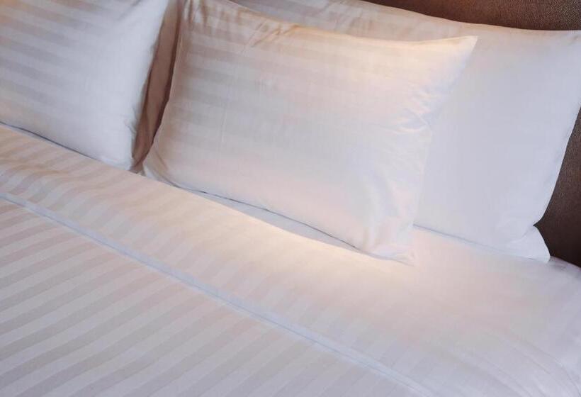 Standard studio with lake view, Yiwu Marriott