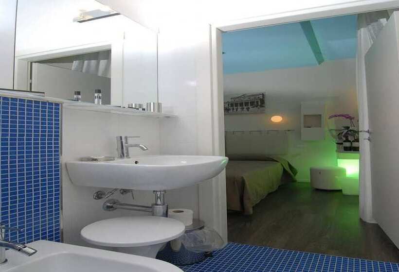 Четырехместный Номер Стандарт с Балконом, Casablanca