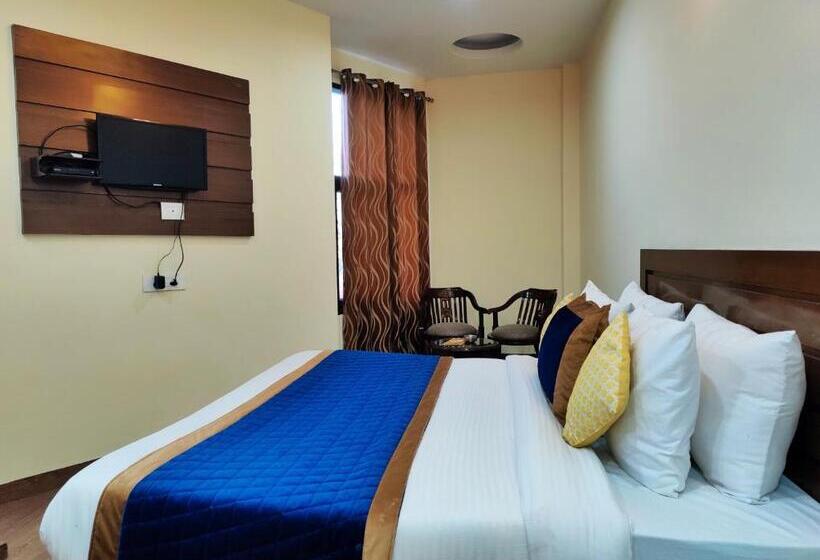 디럭스 룸 킹사이즈 침대, The Ashoka Inn 300mts Walkable From Mall Road