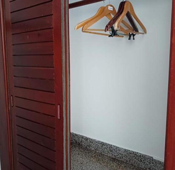 اتاق استاندارد, Andy S Place