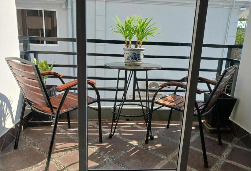 اتاق لوکس با بالکن, Andy S Place