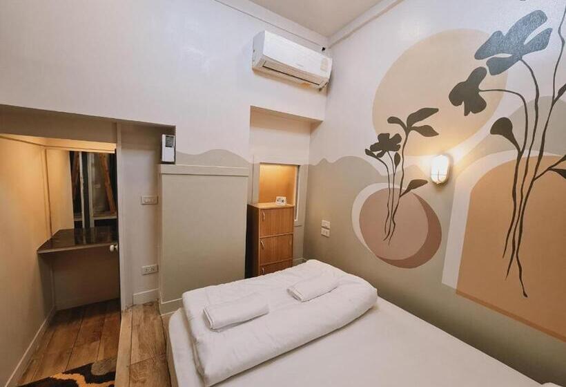 Quarto Triplo Clássico, Suraya Bangkok