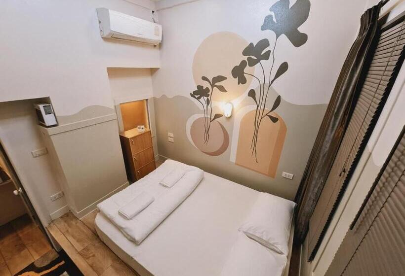 Quarto Triplo Clássico, Suraya Bangkok