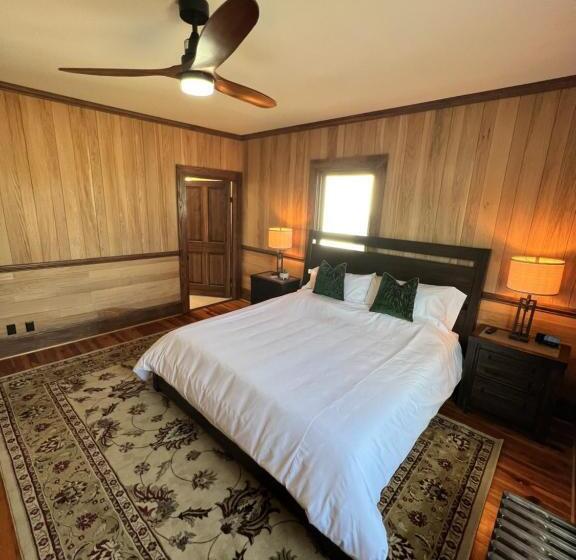 Номер Deluxe Кровать Кинг, Monterey Inn