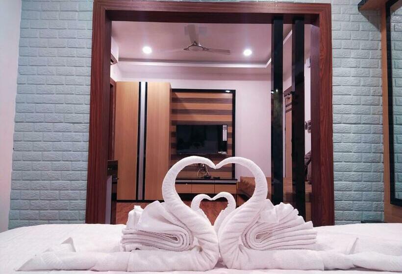 Люкс Повышенной Комфортности, Charulata Residency