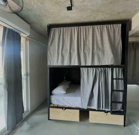 تختخواب در اتاق مشترک, Straw Hat Surf Hostel & Bar
