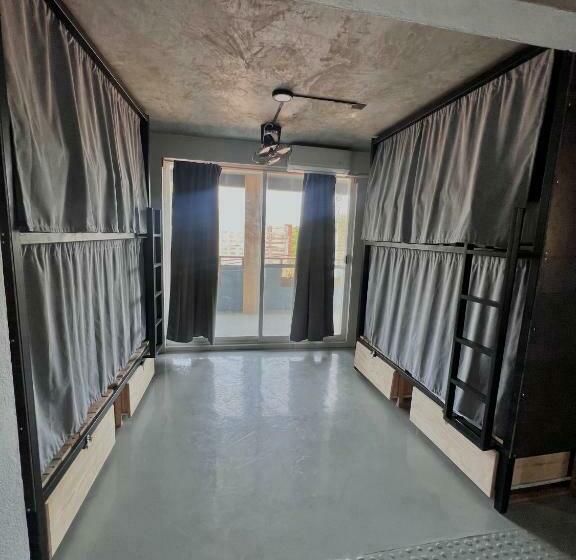 تختخواب در اتاق مشترک, Straw Hat Surf Hostel & Bar