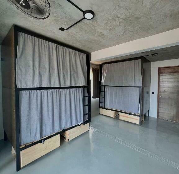 تختخواب در اتاق مشترک, Straw Hat Surf Hostel & Bar