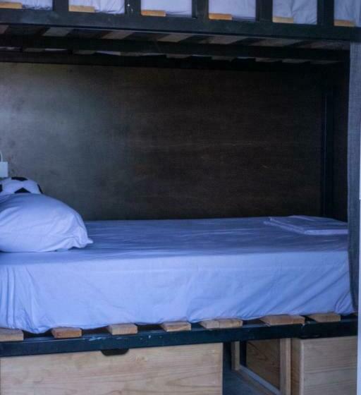 اتاق استاندارد با 2 تخت دوبل, Straw Hat Surf Hostel & Bar