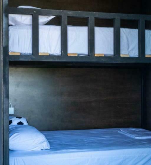 اتاق استاندارد با 2 تخت دوبل, Straw Hat Surf Hostel & Bar