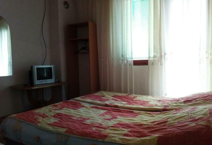 اتاق استاندارد سه تخته با سرویس بهداشتی مشترک, Guest House Hristiva