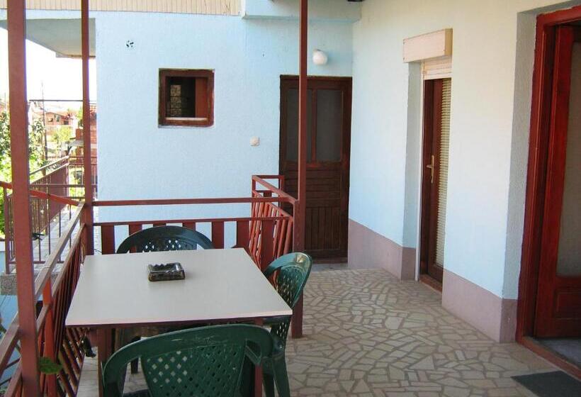 اتاق استاندارد با سرویس بهداشتی مشترک, Guest House Hristiva