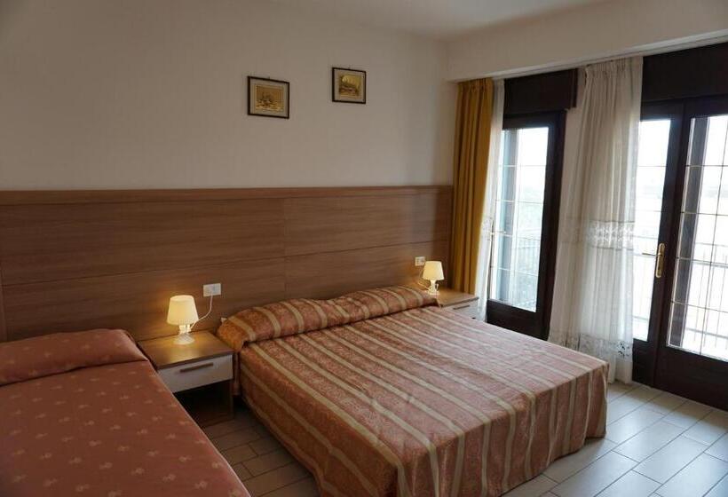 Quarto Triplo Estandar, Ideal Sottomarina