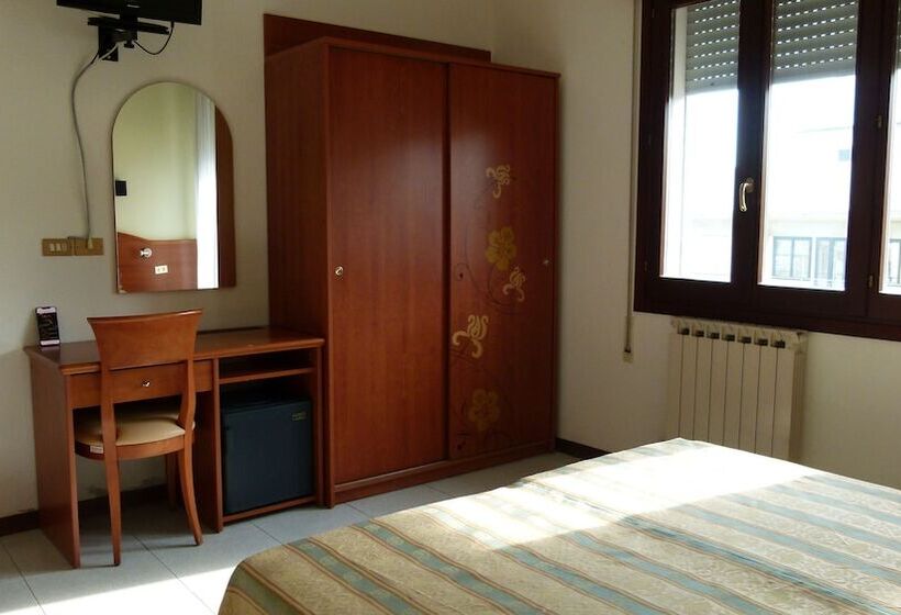 Quarto Quádruplo Estandar, Ideal Sottomarina