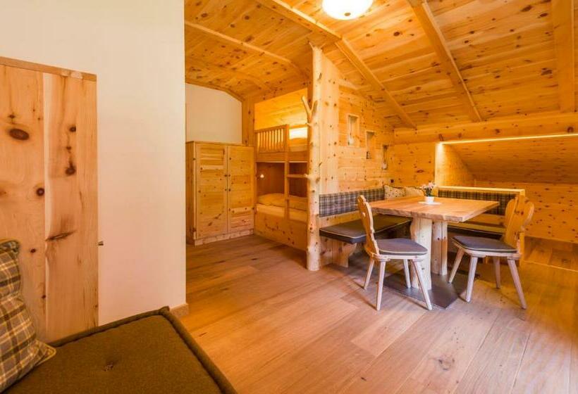 Семейный Номер, Kompatscherhof