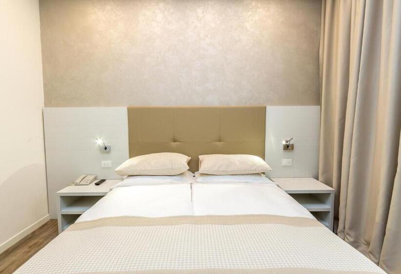 Chambre Prestige, Touring