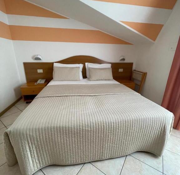 Chambre en Attique, Touring