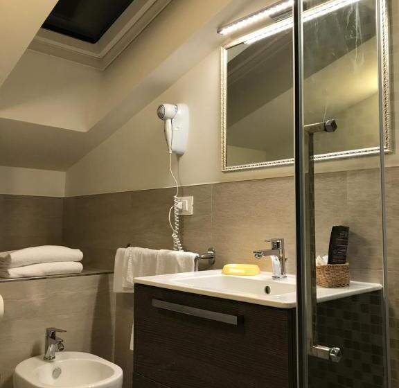 Chambre en Attique, Touring