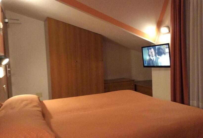 Camera Attico, Touring