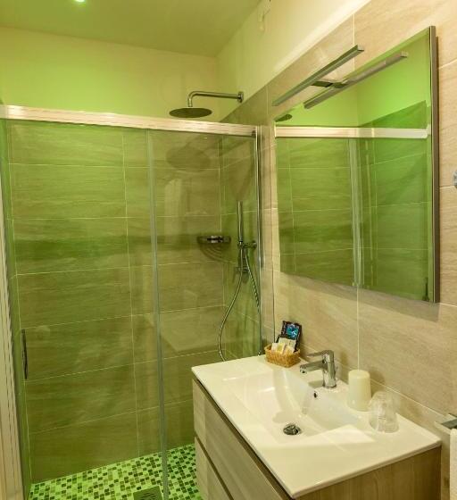 Chambre Quadruple Deluxe, Touring