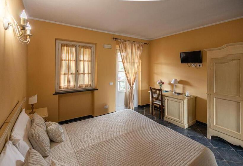 اتاق سوپریور با چشم‌انداز استخر, Albergo La Luna