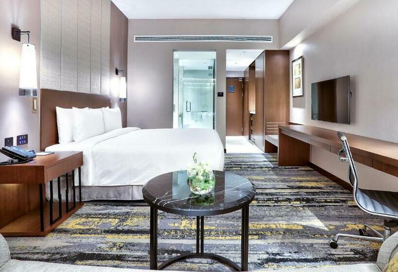 스탠다드 룸 킹사이즈 침대, Hilton Kota Kinabalu