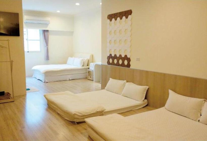 اتاق خانوادگی, Soar B&b