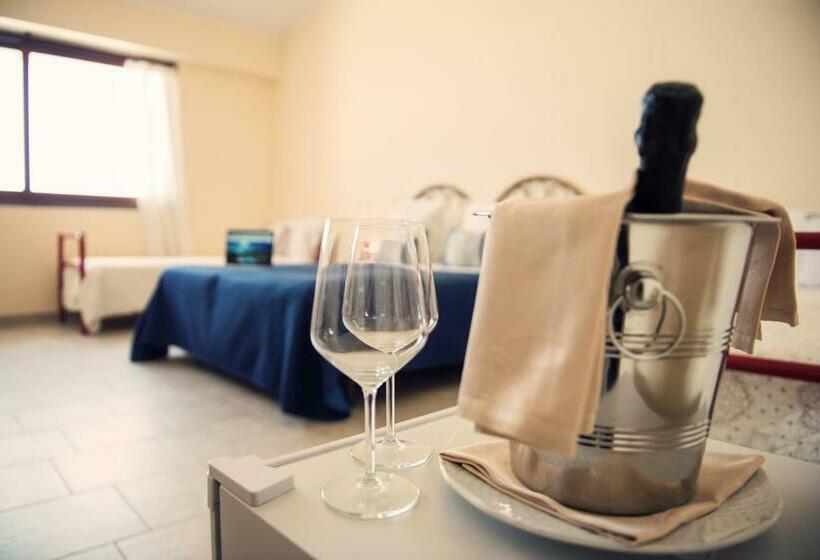 اتاق استاندارد چهارنفره با چشم‌انداز جانبی دریا, A Nuciara Park Hotel & Wellness Center