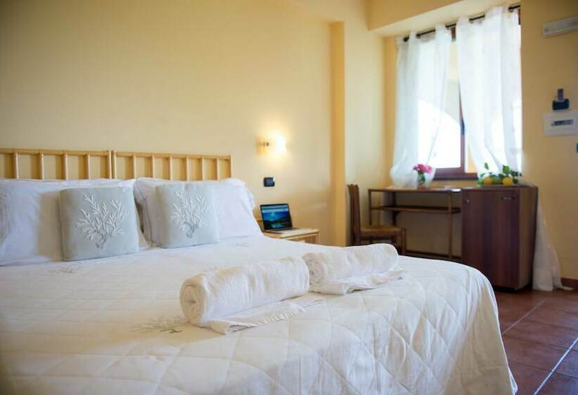 اتاق اساندارد با چشم‌انداز جانبی به دریا, A Nuciara Park Hotel & Wellness Center