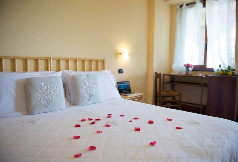 اتاق اساندارد با چشم‌انداز جانبی به دریا, A Nuciara Park Hotel & Wellness Center