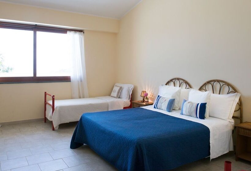اتاق استاندارد چهارنفره با چشم‌انداز جانبی دریا, A Nuciara Park Hotel & Wellness Center