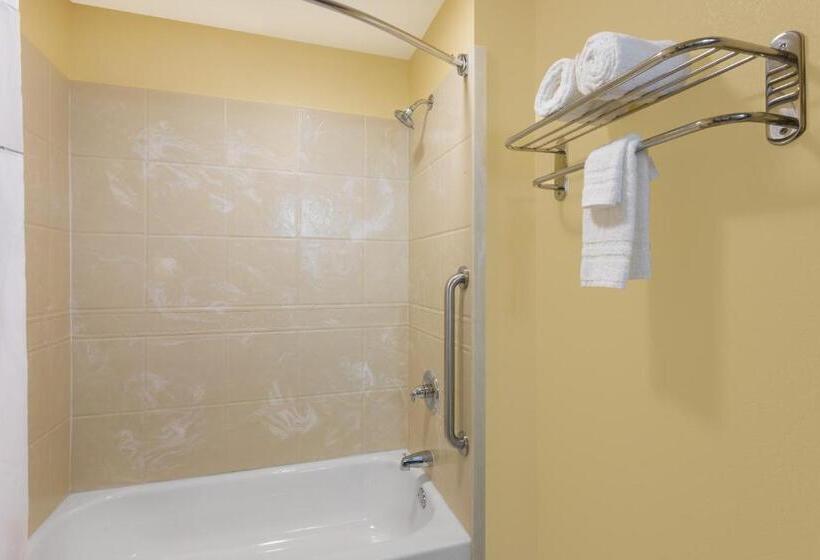 اتاق استاندارد با تخت بزرگ برای معلولان, Days Inn By Wyndham New Orleans Pontchartrain