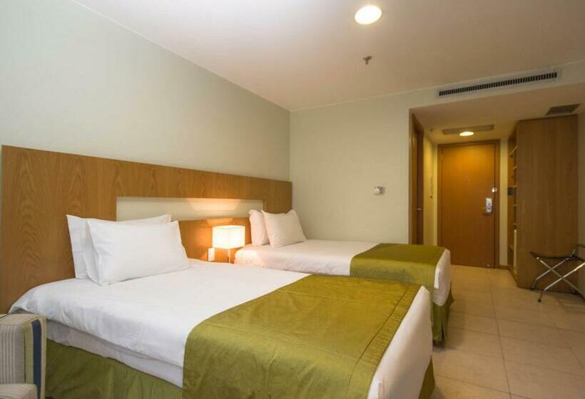 Quarto Estandar Individual, Naoum