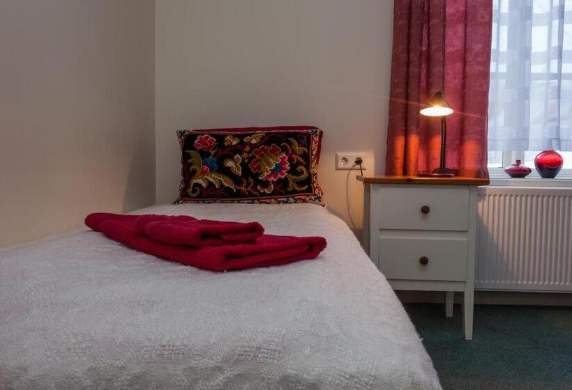 اتاق استاندارد سه تخته با سرویس بهداشتی مشترک, Guesthouse Isafjordur  Gamla