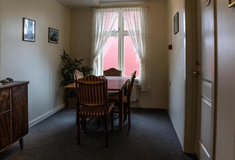 اتاق استاندارد سه تخته با سرویس بهداشتی مشترک, Guesthouse Isafjordur  Gamla
