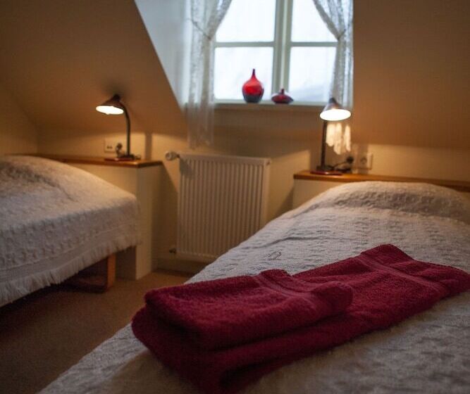 اتاق استاندارد با سرویس بهداشتی مشترک, Guesthouse Isafjordur  Gamla