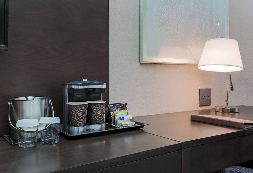 Quarto standart cama de casal, Doubletree By Hilton Evansville