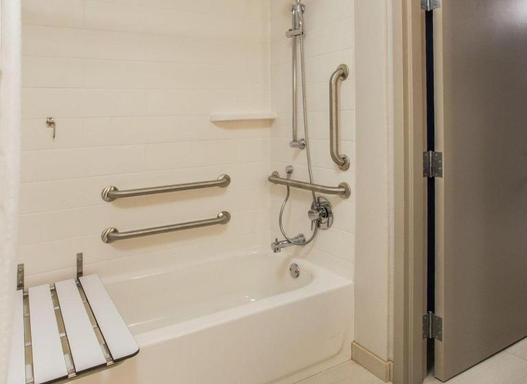 身障者適用スイートルーム, Holiday Inn Express & Suites Alpena   Downtown, An Ihg