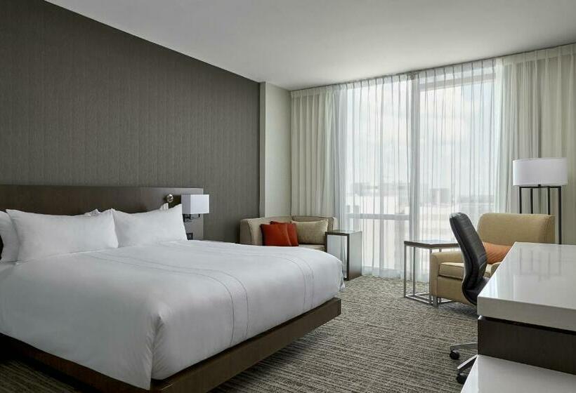 اتاق استاندارد با تخت بزرگ, Calgary Airport Marriott Interminal